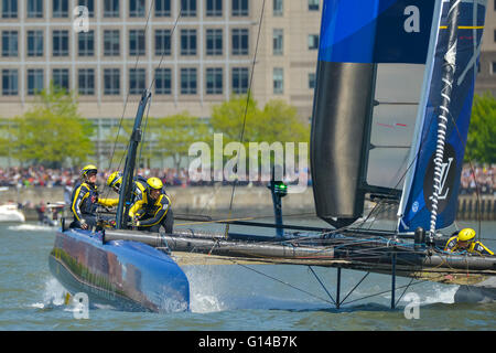 New York, USA. 8. Mai 2016. Artemis Racing Team Schweden pflügt durch grobe Strom, wie es die Gesamtnote des zweiten Rennens Ansätze. Sechs Konkurrenten für den Louis Vuitton America Cup wetteiferten um die Stellung der Cup World Series Event in New York City, einer aus einer Reihe von Rennveranstaltungen bestimmt der Gesamtwertung der einzelnen Teams für die kommende Meisterschaft in Bermuda im Jahr 2017; Artemis Racing Team Schweden, Groupama Team France und Emirates Team New Zealand, die jeweils eines der Rennen und der späteren gewonnen wurde Sieger der Veranstaltung basierend auf gesammelten Punkte beurteilt. Stockfoto