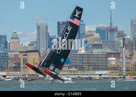 New York, USA. 8. Mai 2016. Oracle Team USA fliegt in die Luft, so dass eine schnelle Drehung um eine Markierung während der pre-Race-Manöver. Sechs Konkurrenten für den Louis Vuitton America Cup wetteiferten um die Stellung der Cup World Series Event in New York City, einer aus einer Reihe von Rennveranstaltungen bestimmt der Gesamtwertung der einzelnen Teams für die kommende Meisterschaft in Bermuda im Jahr 2017; Artemis Racing Team Schweden, Groupama Team France und Emirates Team New Zealand, die jeweils eines der Rennen und der späteren gewonnen wurde Sieger der Veranstaltung basierend auf gesammelten Punkte beurteilt. Stockfoto