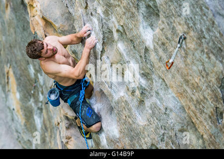 Eine männliche Kletterer am Samstag, 7. Mai 2016 an den Red River Gorge in Kentucky. Jacob Kupferman/CSM Stockfoto