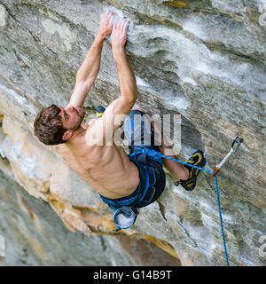 Eine männliche Kletterer am Samstag, 7. Mai 2016 an den Red River Gorge in Kentucky. Jacob Kupferman/CSM Stockfoto