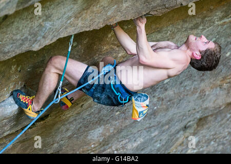 Eine männliche Kletterer am Samstag, 7. Mai 2016 an den Red River Gorge in Kentucky. Jacob Kupferman/CSM Stockfoto