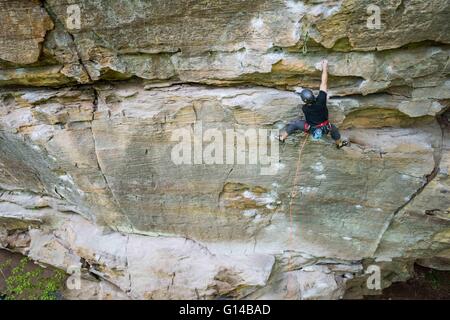 Eine männliche Kletterer am Samstag, 7. Mai 2016 an den Red River Gorge in Kentucky. Jacob Kupferman/CSM Stockfoto