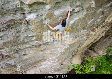 Eine männliche Kletterer am Samstag, 7. Mai 2016 an den Red River Gorge in Kentucky. Jacob Kupferman/CSM Stockfoto