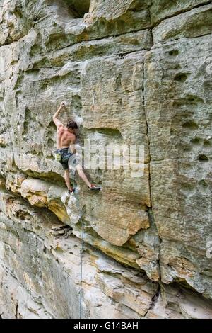 Eine männliche Kletterer am Samstag, 7. Mai 2016 an den Red River Gorge in Kentucky. Jacob Kupferman/CSM Stockfoto