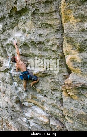 Eine männliche Kletterer am Samstag, 7. Mai 2016 an den Red River Gorge in Kentucky. Jacob Kupferman/CSM Stockfoto