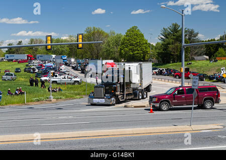 Lancaster, Pennsylvania, USA, 8. Mai 2016. Make-A-Wish Foundation zerbricht Weltrekord für das größte Konvoi zieht 590 LKW. Auf der jährlichen Spendenaktion zum Muttertag gewähren LKW-Fahrer eine Lancaster County fahren möchten Kinder mit lebensbedrohlichen Krankheiten. Bildnachweis: Delmas Lehman/Alamy Live-Nachrichten Stockfoto