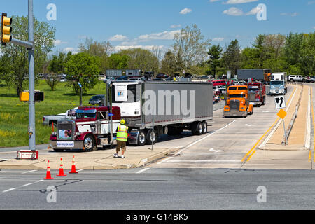 Lancaster, Pennsylvania, USA, 8. Mai 2016. Make-A-Wish Foundation zerbricht Weltrekord für das größte Konvoi zieht 590 LKW. Auf der jährlichen Spendenaktion zum Muttertag gewähren LKW-Fahrer eine Lancaster County fahren möchten Kinder mit lebensbedrohlichen Krankheiten. Bildnachweis: Delmas Lehman/Alamy Live-Nachrichten Stockfoto