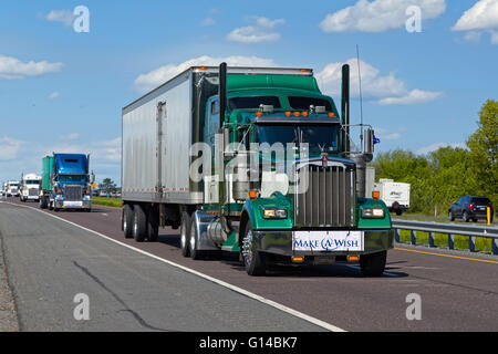 Lancaster, Pennsylvania, USA, 8. Mai 2016. Make-A-Wish Foundation zerbricht Weltrekord für das größte Konvoi zieht 590 LKW. Auf der jährlichen Spendenaktion zum Muttertag gewähren LKW-Fahrer eine Lancaster County fahren möchten Kinder mit lebensbedrohlichen Krankheiten. Bildnachweis: Delmas Lehman/Alamy Live-Nachrichten Stockfoto