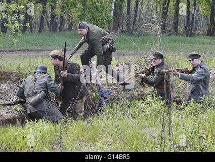 Kiew, Ukraine. 8. Mai 2016. Mitglieder der historischen militärischen Vereine in den zweiten Weltkrieg Uniformen tragen beteiligen die Rekonstruktion der Schlacht des zweiten Weltkriegs zwischen deutschen und Ukrainischen Aufstandsarmee während eines Militär-historischen Festivals in Kiew, Ukraine, am 8. Mai 2016. Länder der ehemaligen UdSSR Jahrestag den 71. des Sieges über Nazi-Deutschland im zweiten Weltkrieg. © Vasyl Shevchenko/Pacific Press/Alamy Live-Nachrichten Stockfoto