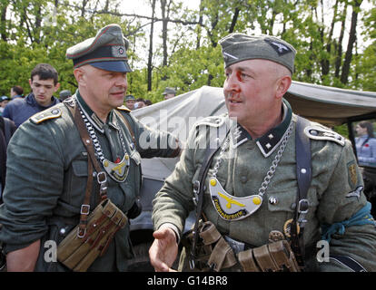 Kiew, Ukraine. 8. Mai 2016. Mitglieder der historischen militärischen Vereine tragen in den zweiten Weltkrieg Uniformen nehmen einen Teil in einem Militär-historisches Festival nach die Rekonstruktion der Schlacht des zweiten Weltkriegs zwischen deutschen Truppen und ukrainische Aufstandsarmee in Kiew, Ukraine, am 8. Mai 2016. Länder der ehemaligen UdSSR Jahrestag den 71. des Sieges über Nazi-Deutschland im zweiten Weltkrieg. © Vasyl Shevchenko/Pacific Press/Alamy Live-Nachrichten Stockfoto