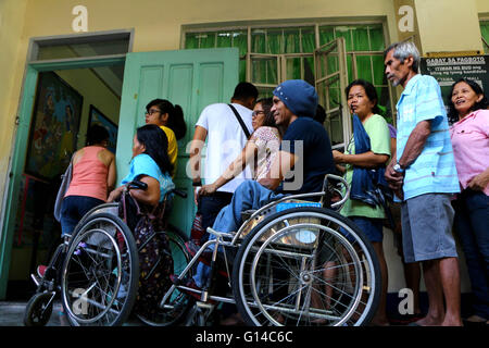 Philippinen. 9. Mai 2016. Eine Person mit Behinderung (PWD) Inline um ihre Stimme für die nationalen Wahlen 2016 in Marick Elementary School in Cainta Rizal, Manila, Philippinen. © Gregorio Dantes Jr./Pacific Press/Alamy Live-Nachrichten Stockfoto