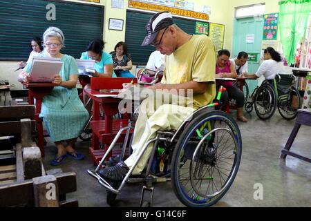 Philippinen. 9. Mai 2016. Esterio Tabini (Mitte), 53 Jahre, Menschen mit Behinderung (PWD) seine Stimme für die nationalen Wahlen 2016 in Marick Elementary School in Cainta Rizal abgegeben. © Gregorio Dantes Jr./Pacific Press/Alamy Live-Nachrichten Stockfoto