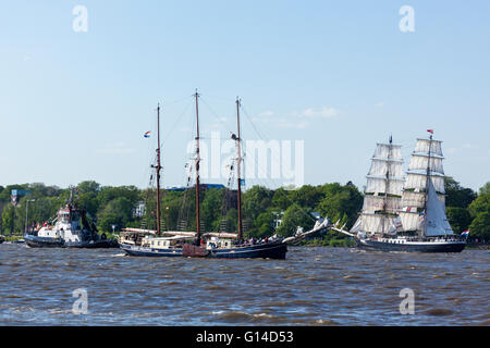 Historische niederländische Segelschiffe Albert Johannes und Mercedes auf der Elbe bei Abreise Parade der 827th Hafengeburtstag, Hamburg, Deutschland Stockfoto
