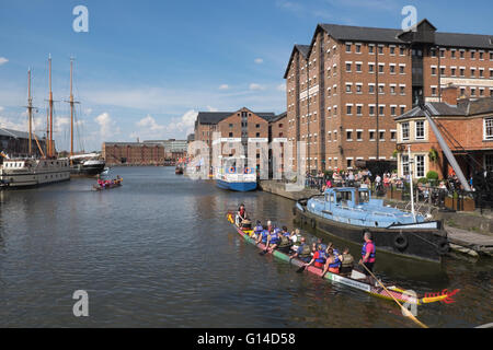 Gloucester, England: 8 Mai 2016 Dragon Boat Racing Teams treten gegeneinander an der 19. jährliche Regatta in Gloucester Docks. Die Veranstaltung sammelt Geld für die Nächstenliebe, unterstützt durch den Rotary Club of Gloucester. Stockfoto