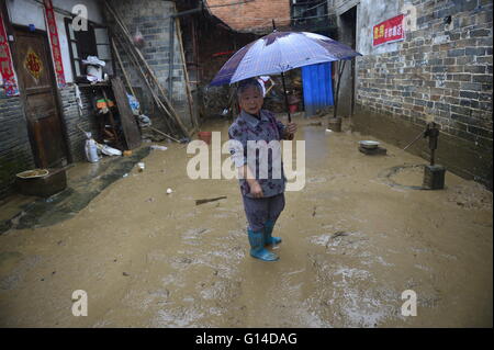 Lichuan, Chinas Jiangxi Provinz. 9. Mai 2016. Eine alte Dame steht vor ihrem überfluteten Haus in Lichuan County, Osten Chinas Jiangxi Provinz, 9. Mai 2016. Ein schweres Gewitter schlug die Grafschaft vom 7. bis 8, 45 Häuser zerstört und die Auswirkungen auf mindestens 68.000 Einwohner. Bildnachweis: Zhou Mi/Xinhua/Alamy Live-Nachrichten Stockfoto