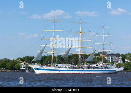 Russische Segelschiff MIR auf der Elbe bei 827th Hafengeburtstag, Hamburg, Deutschland Stockfoto