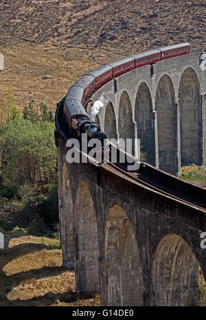 Lochaber, Schottland, Großbritannien. 9. Mai 2016. Jacobite Steam Train crossing Glenfinnan Viaduct, beginnt 2016 saison reisen von Fort William nach Mallaig, feiert 22 Jahre auf dieser West Highland Line. Temperatur 23 Grad warm und sonnig in den schottischen Highlands Stockfoto