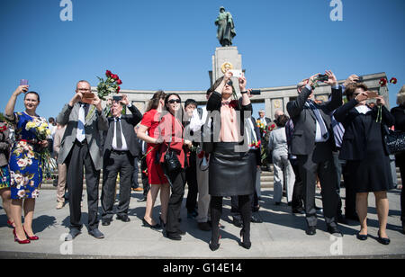 Berlin, Deutschland. 9. Mai 2016. Teilnehmer an einer Gedenkveranstaltung zu fotografieren die ankommenden Demo März vor dem russischen Denkmal an der Straße des 17. Juni in Berlin, Deutschland, 9. Mai 2016. Verschiedene Vertreter der russischen Institutionen, Veteranen und Verwandten von russischen Soldaten gedenken am Ende des zweiten Weltkriegs. 09 Mai ist "Tag des Sieges" in Russland. Foto: BERND VON JUTRCZENKA/Dpa/Alamy Live-Nachrichten Stockfoto