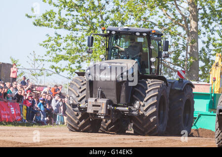 Deutsche Claas Xerion Traktor fährt planmäßig auf ein Motortechnic-fest am 5. Mai 2016 in grimmen / Deutschland Stockfoto