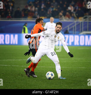 LVIV, UKRAINE - 25. November 2015: Isco von Real Madrid (in weiß) kämpft für eine Kugel mit Schachtjor Donezk Spieler während ihre UEFA Champions League-Spiel im Stadion Arena Lviv Stockfoto