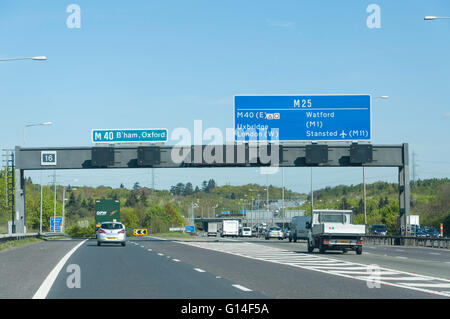 M40 Ausfahrt auf M25 Autobahn, Surrey, England, Vereinigtes Königreich Stockfoto