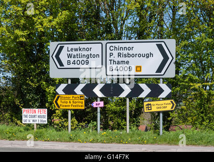Verkehrszeichen auf B4009 Straße, Kreuzung 6 der M40 Autobahn Oxfordshire, England, Vereinigtes Königreich Stockfoto