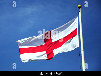 Flagge von England am Dorfplatz, Datchet, Berkshire, England, Vereinigtes Königreich Stockfoto