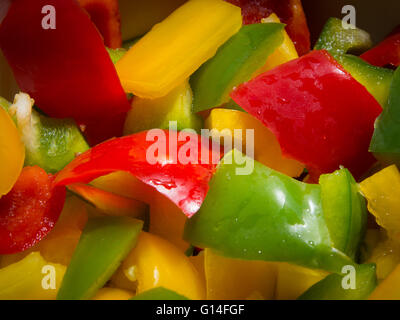 Nahaufnahme von gehackten gemischten Paprika Stockfoto