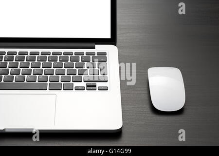 Laptop und Maus am Schreibtisch im Büro Stockfoto