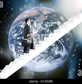 Business-Mann auf Treppe mit Erde Hintergrund verstärkt. Elemente des Bildes sind von der NASA eingerichtet. Stockfoto
