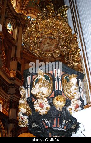 Marmor-Dekoration in der Capilla Mayor im Inneren der Kathedrale Santa Maria De La Encarnación, Granada, Provinz Granada, Andalusien, Stockfoto