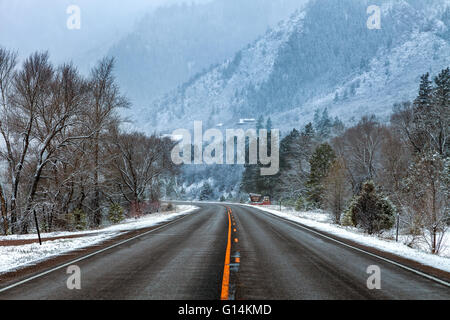 ländlichen Autobahn durch einen verschneiten Berg-Standort. Colorado Autobahn 133 Carbondale, Colorado Stockfoto