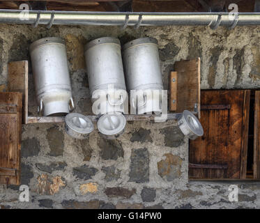 Milchkannen auf einer Berghütte Stockfoto