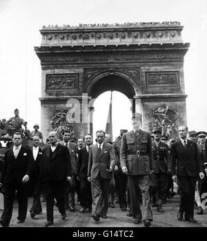 General de Gaulle hinunter die Champs-Elysées am 25. August 1944. Hinter ihm ist halb verdeckt, General Koenig. Hinter ihm, zu seiner linken, ist General le Clerc, und zu seiner rechten, Georges Bidault und Präsident le Troquer. Stockfoto