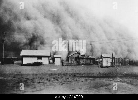 Riesiger Sandsturm trifft Kansas während der Dust Bowl, eine Landwirtschaft, ökologische und wirtschaftliche Katastrophe in der Great Plains-Region von Nord-Amerika in den 1930er Jahren. Stockfoto