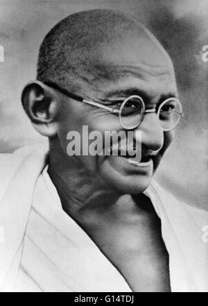 Mohandas Karamchand Gandhi (2. Oktober 1869 - 30. Januar 1948) war der herausragende politische und ideologische Führer von Indien während der indischen Unabhängigkeitbewegung. Die Verwendung von den gewaltlosen Widerstand gegen die Tyrannei durch massenhaften zivilen Ungehorsam wegweisend, Stockfoto