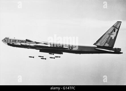 Undatiertes Bild eines b-52-Bomber, die konventionelle Bomben über Vietnam. Stockfoto