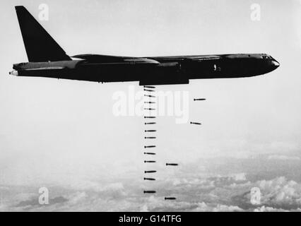 Undatiertes Bild eines b-52-Bomber, die konventionelle Bomben über Vietnam. Der Vietnam-Krieg war eine Ära des Kalten Krieges Stellvertreter-Krieg, der in Vietnam, Laos und Kambodscha ab November 1955 bis zum Fall von Saigon am 30. April 1975 stattgefunden. Als der Krieg ging weiter, die Teil-o Stockfoto