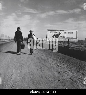 Männer, die zu Fuß in Richtung Los Angeles, Kalifornien in der Nähe von Billboard Lesung "nächsten Mal versuchen den Zug", fotografiert von Dorothea Lange 1937 für die Farm Security Administration. Stockfoto