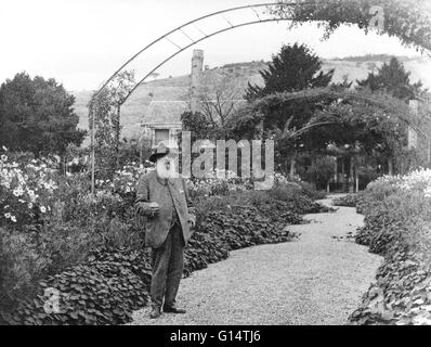 Claude Monet stehend in einem Garten in Giverny, Frankreich. Der Maler in Giverny 43 Jahre lang lebte und malte die Gärten, für die er berühmt ist. Monet, fotografiert von Nadar im Jahre 1901. Claude Monet (1840-1926) war einer der Gründer der französischen impressionistischen Malerei, Stockfoto