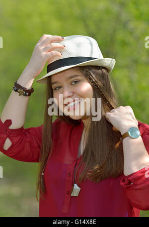 Porträt von Teen Mädchen im Wald im Frühling Stockfoto