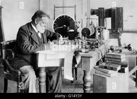 Marey unter seiner Erfindungen (Sphygmograph, Tonaufnahmen Instrumente, Modell der Vogelflug, Projektor, Kamera). Étienne-Jules Marey (5. März 1830 - 21. Mai 1904) war ein französischer Wissenschaftler, Physiologe und Chronofotografen. Er begann mit dem Studium Blut c Stockfoto