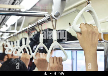 Passagieren Hände halten Handläufe in s-Linie Stockfoto