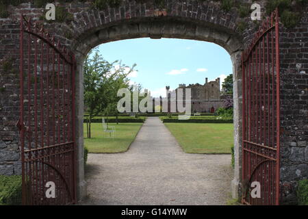 Duckett Grove House, ein 19. Jahrhundert große Hausruine und ehemaligen Gutshof in County Carlow, Irland. Stockfoto