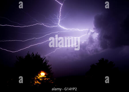 Blitze über Straßenlaterne Stockfoto