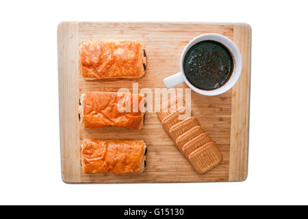 Einige Stücke an Speisen zum Frühstück auf einer flachen Holzoberfläche Stockfoto