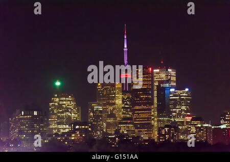 Die Innenstadt von Toronto, Kanada, in der Nacht im Frühjahr von Riverdale Park East Stockfoto