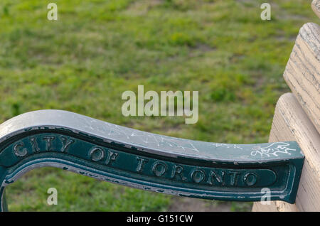 Detail einer Parkbank im Riverdale Park East in Toronto, Kanada Stockfoto