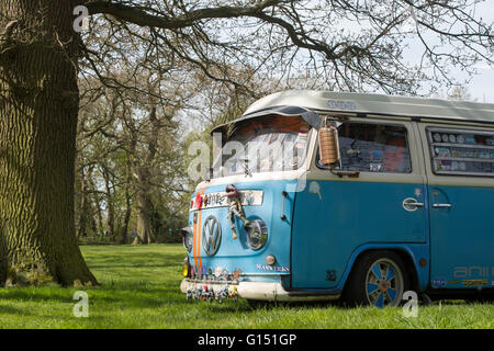 Ratte Stil VW Volkswagen Wohnmobil zwischen Bäumen in Stanford Hall, Leicestershire, England Stockfoto