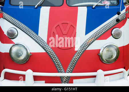 Union Jack Cool Flo Lifestyle Kleidung Aufkleber auf einem Vintage VW Kastenwagen bei Stanford Hall VW zeigen. Leicestershire, England Stockfoto